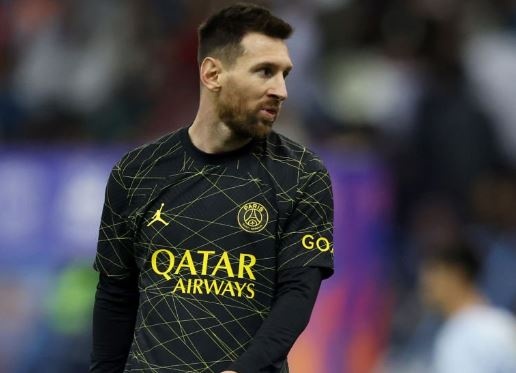 Messi tu choi da phat den truoc doi cua Ronaldo hinh anh