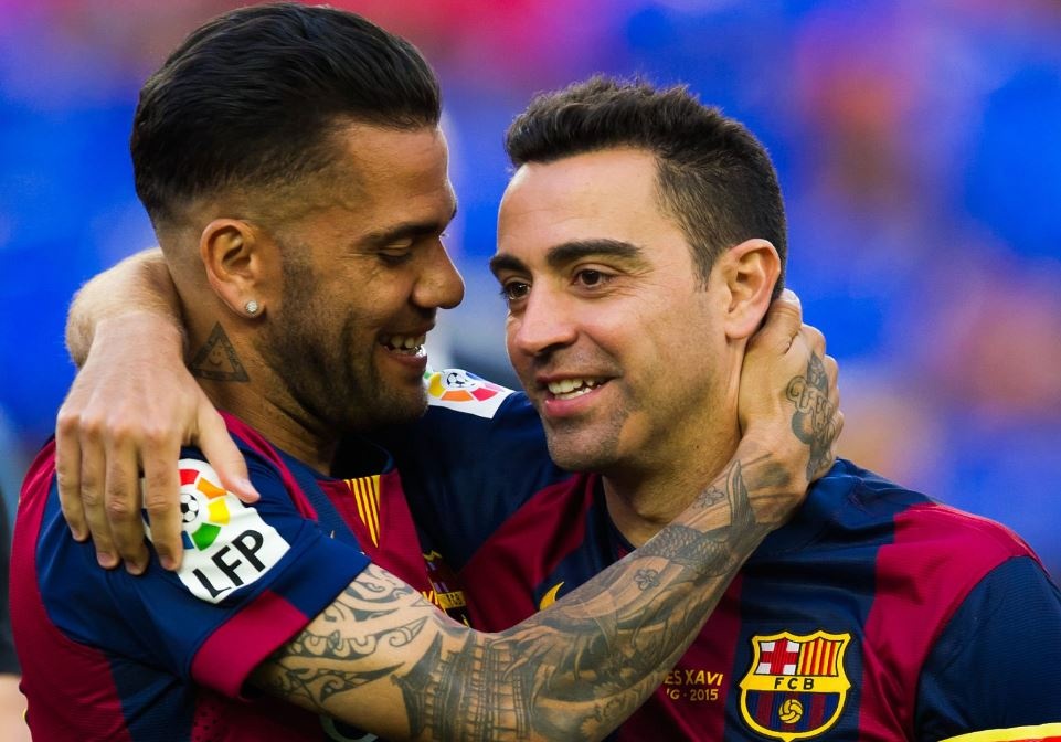 Xavi xin loi sau phat ngon ve Dani Alves hinh anh