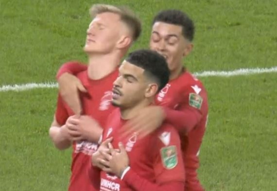 Tien dao an mung nhu Ronaldo sau khi xe luoi MU hinh anh