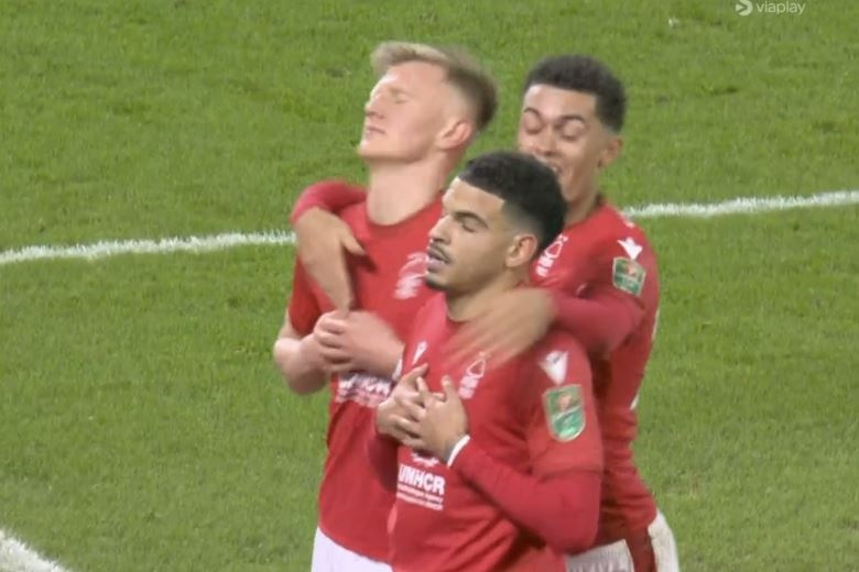 Cau thu an mung Ronaldo anh 1