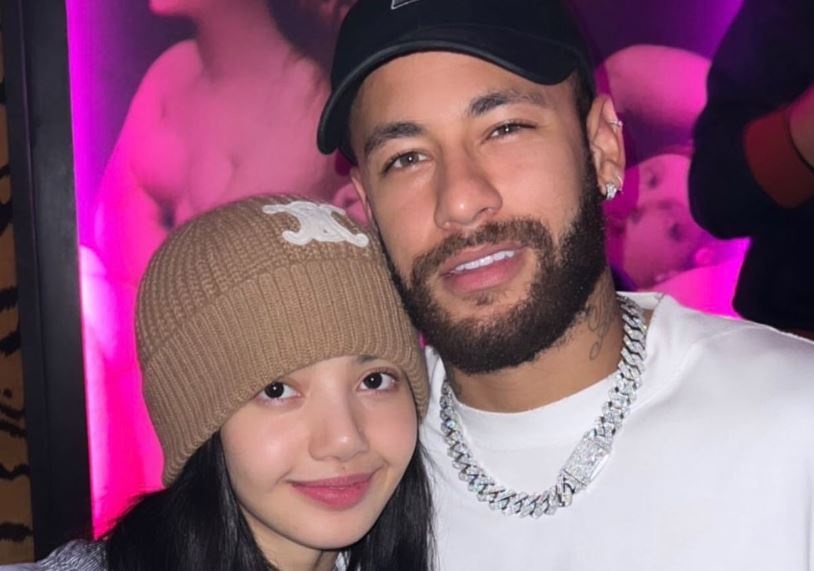 Lisa (BlackPink) gay sot voi buc hinh chup chung cung Neymar hinh anh