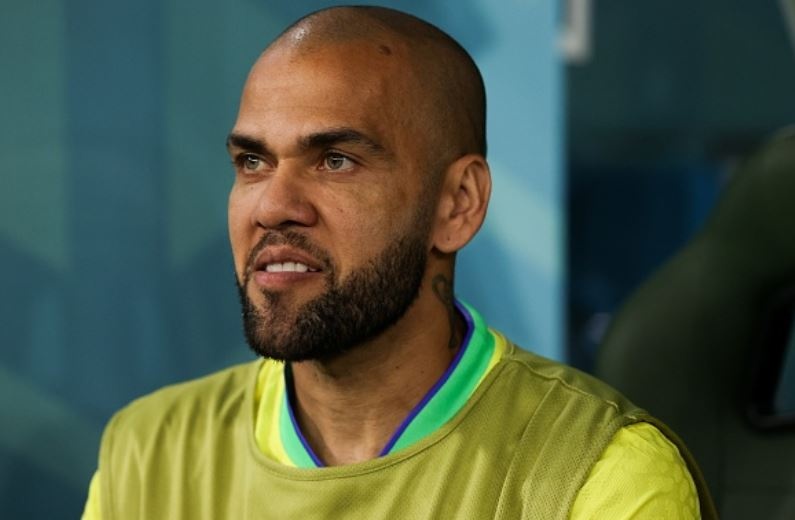 Dani Alves san sang deo vong giam sat de duoc tai ngoai hinh anh