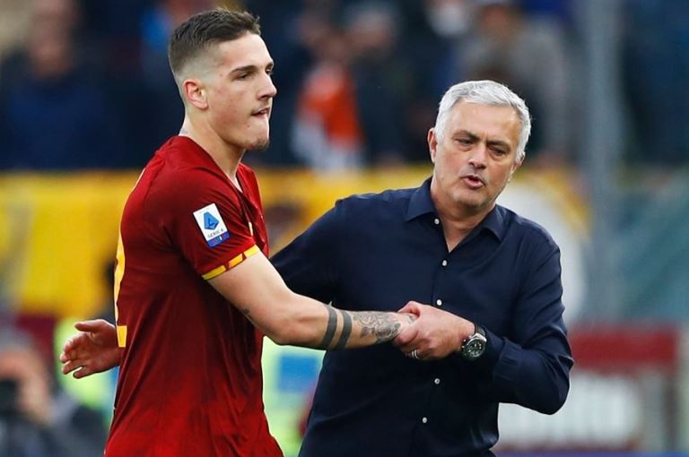 Mourinho noi gian voi Zaniolo hinh anh