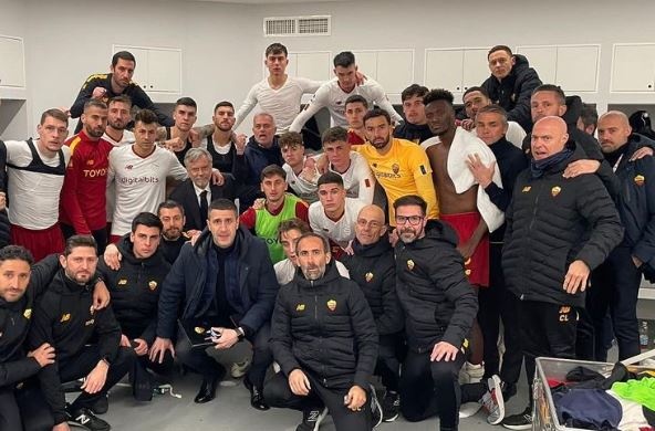 Mourinho bat hoc tro chup hinh tap the sau tran thua hinh anh