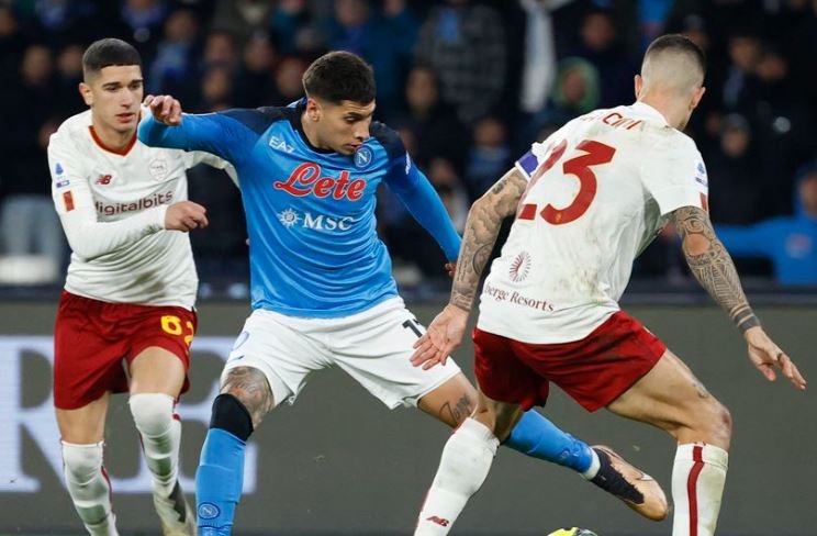 Napoli tao khoang cach 13 diem trong cuoc dua vo dich Serie A hinh anh