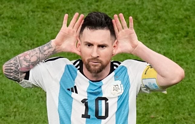 Messi hoi han vi che nhao Louis Van Gaal hinh anh