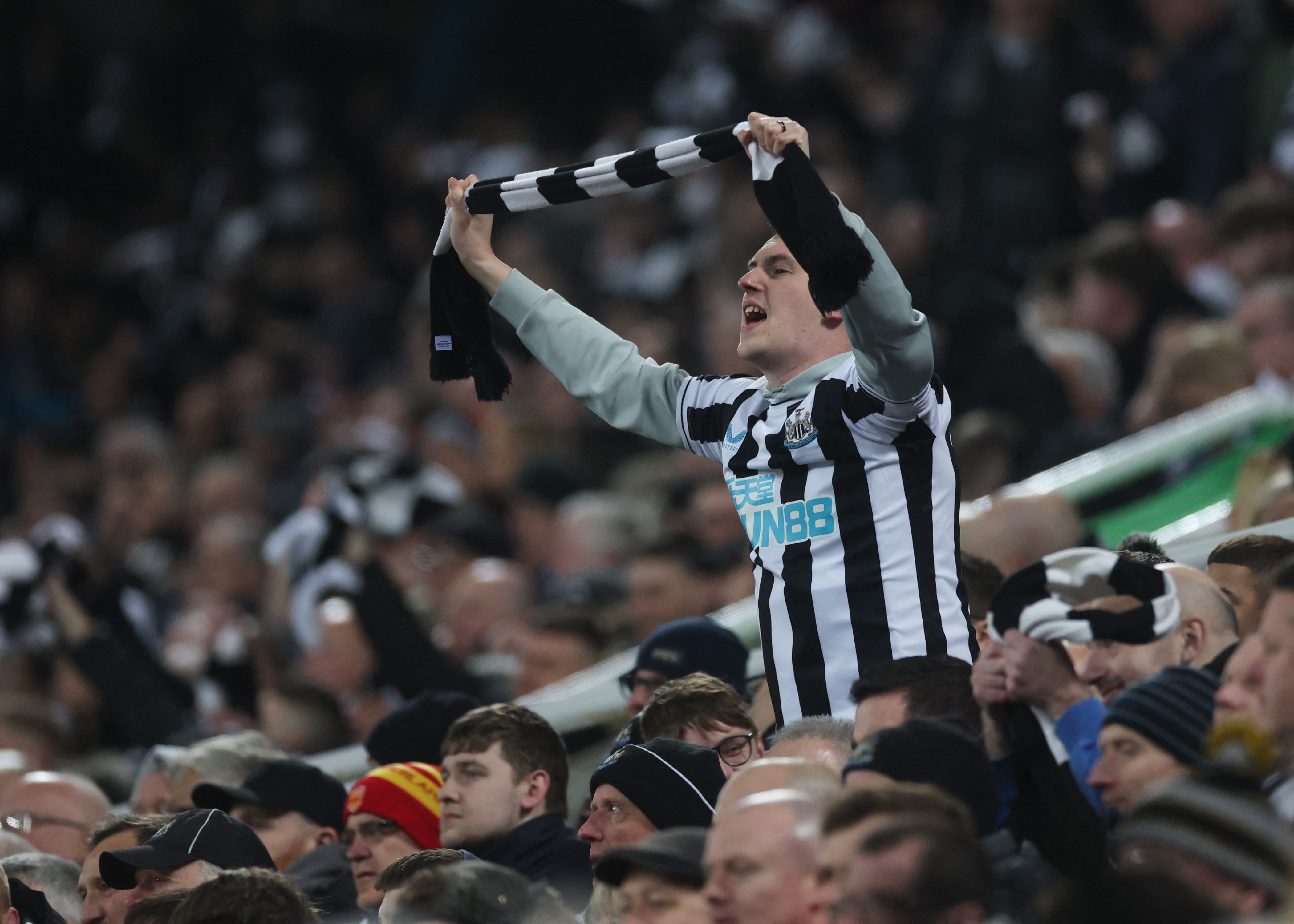 Newcastle vao chung ket Carabao anh 8