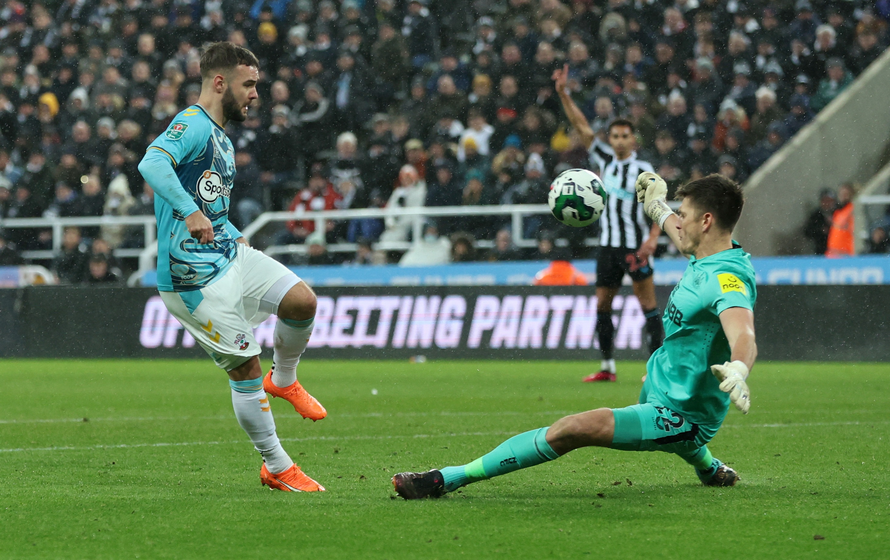 Newcastle vao chung ket Carabao anh 6