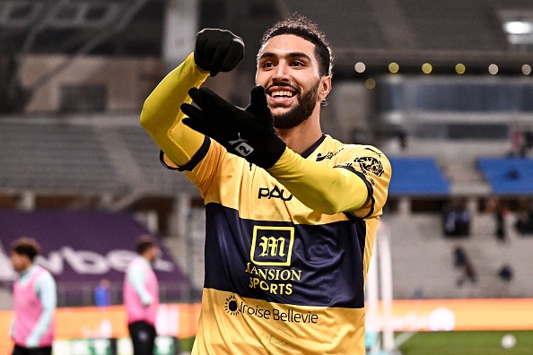 Quang Hai bi gach ten trong tran thang cua Pau hinh anh