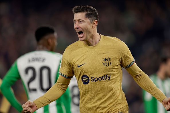 Barca tao khoang cach 8 diem voi Real Madrid hinh anh