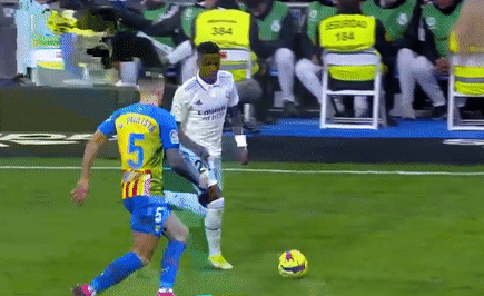 Au da sau pha vao bong triet ha Vinicius Jr hinh anh