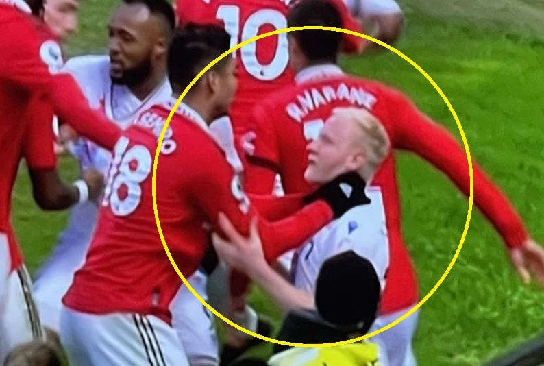 Hanh dong khien Casemiro nhan the do hinh anh