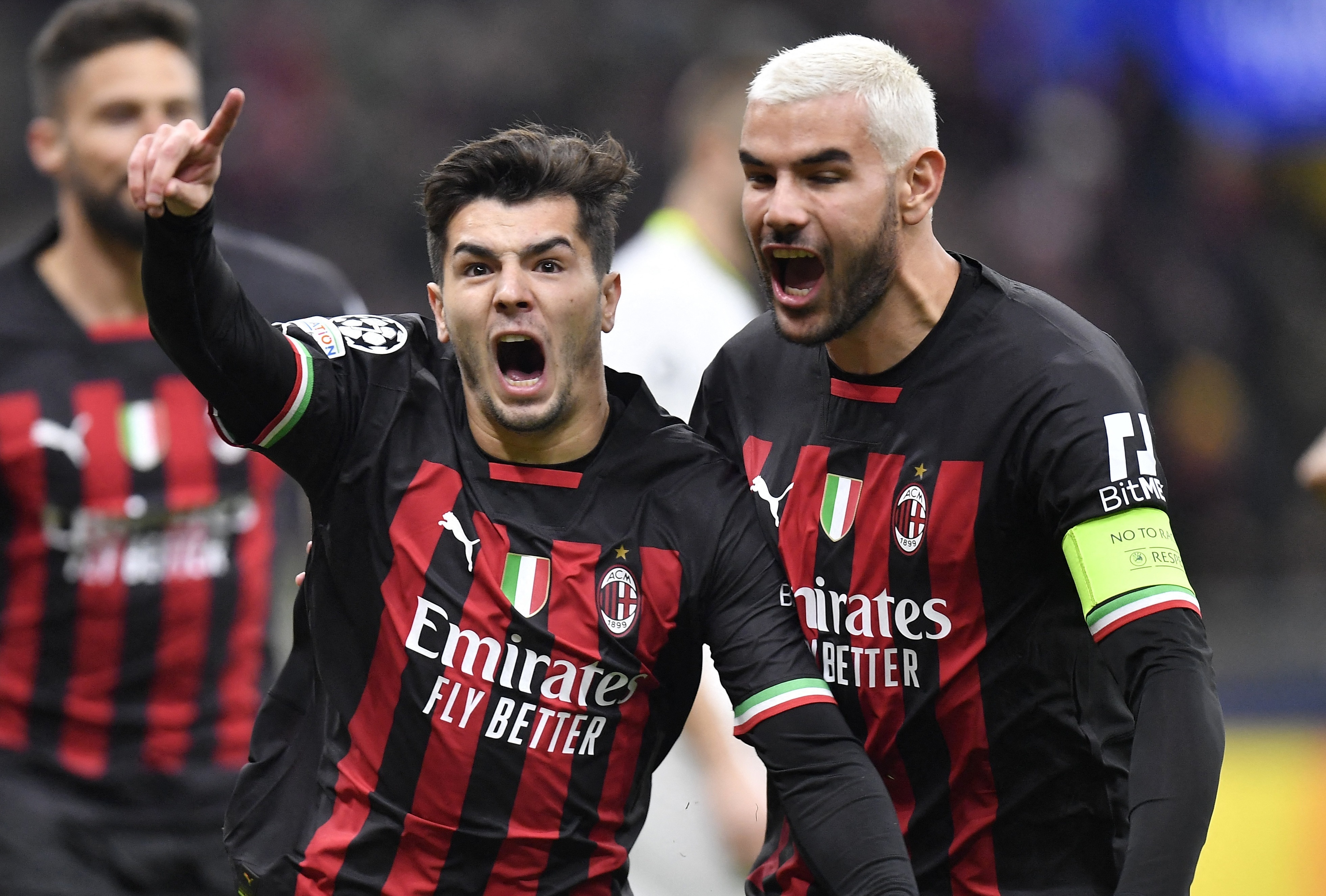 Milan thang o vong knock-out Champions League sau 10 nam hinh anh