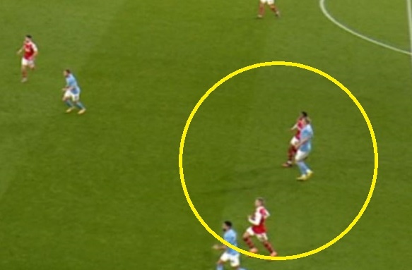 VAR mac loi hai huoc trong tran thua cua Arsenal hinh anh