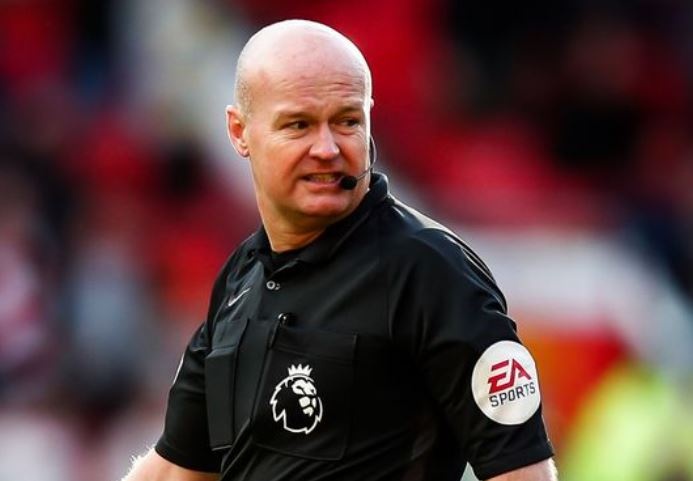 Trong tai Premier League mat viec sau sai lam o tran dau cua Arsenal hinh anh