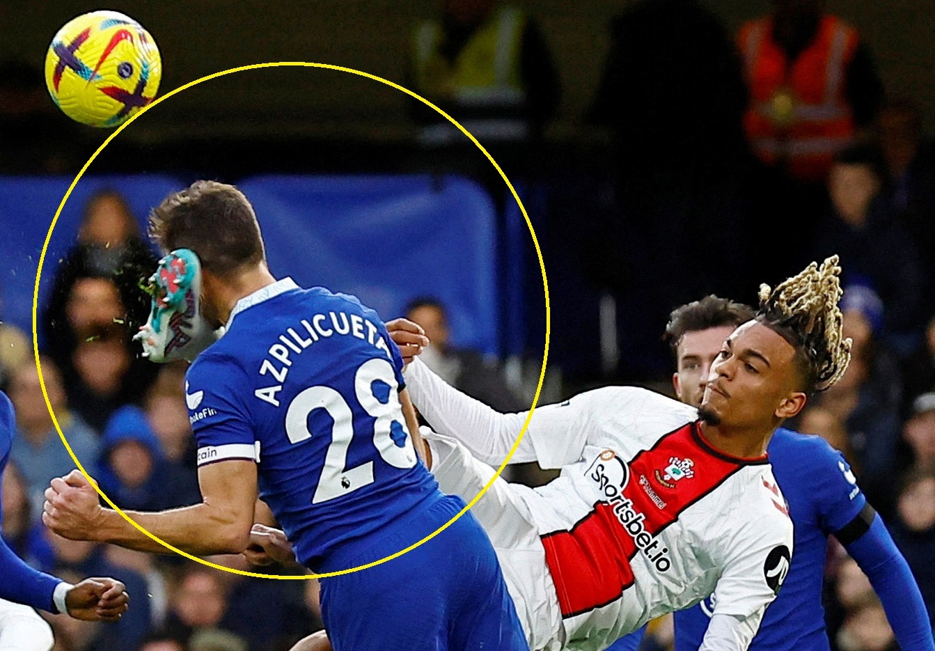 Azpilicueta bat tinh sau cu da vao mat hinh anh