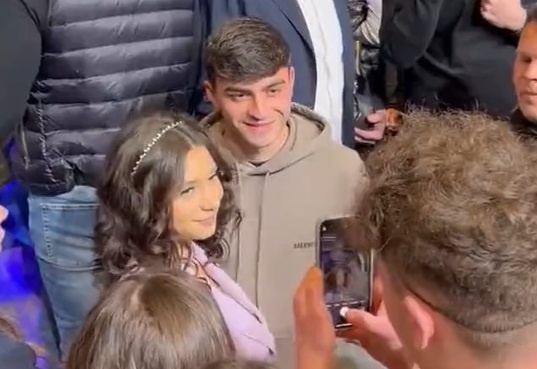 CDV nu co hanh dong la voi Pedri hinh anh