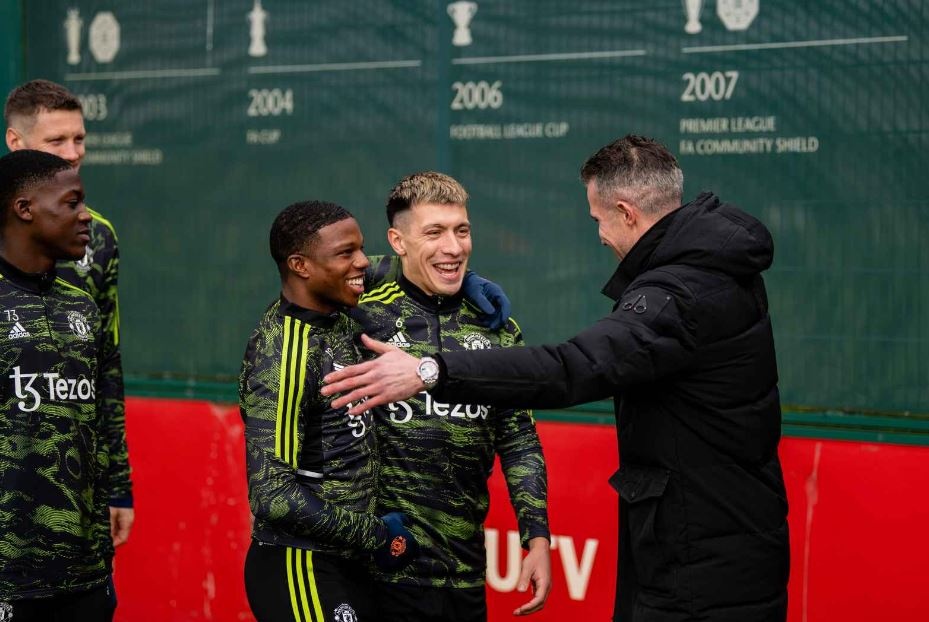 Van Persie tro lai anh 6