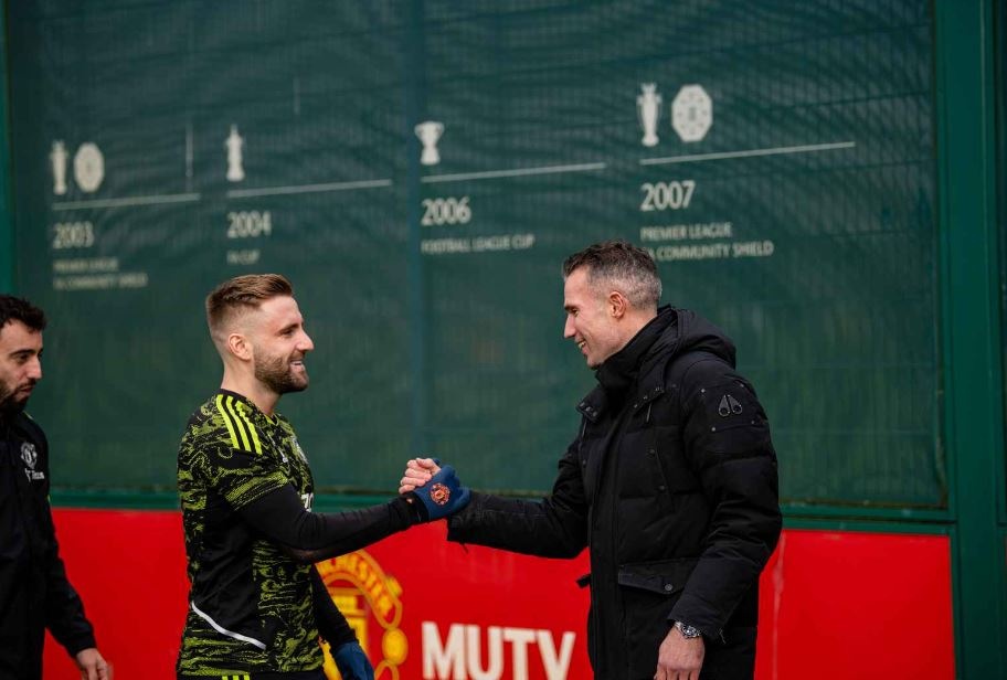 Van Persie tro lai anh 7