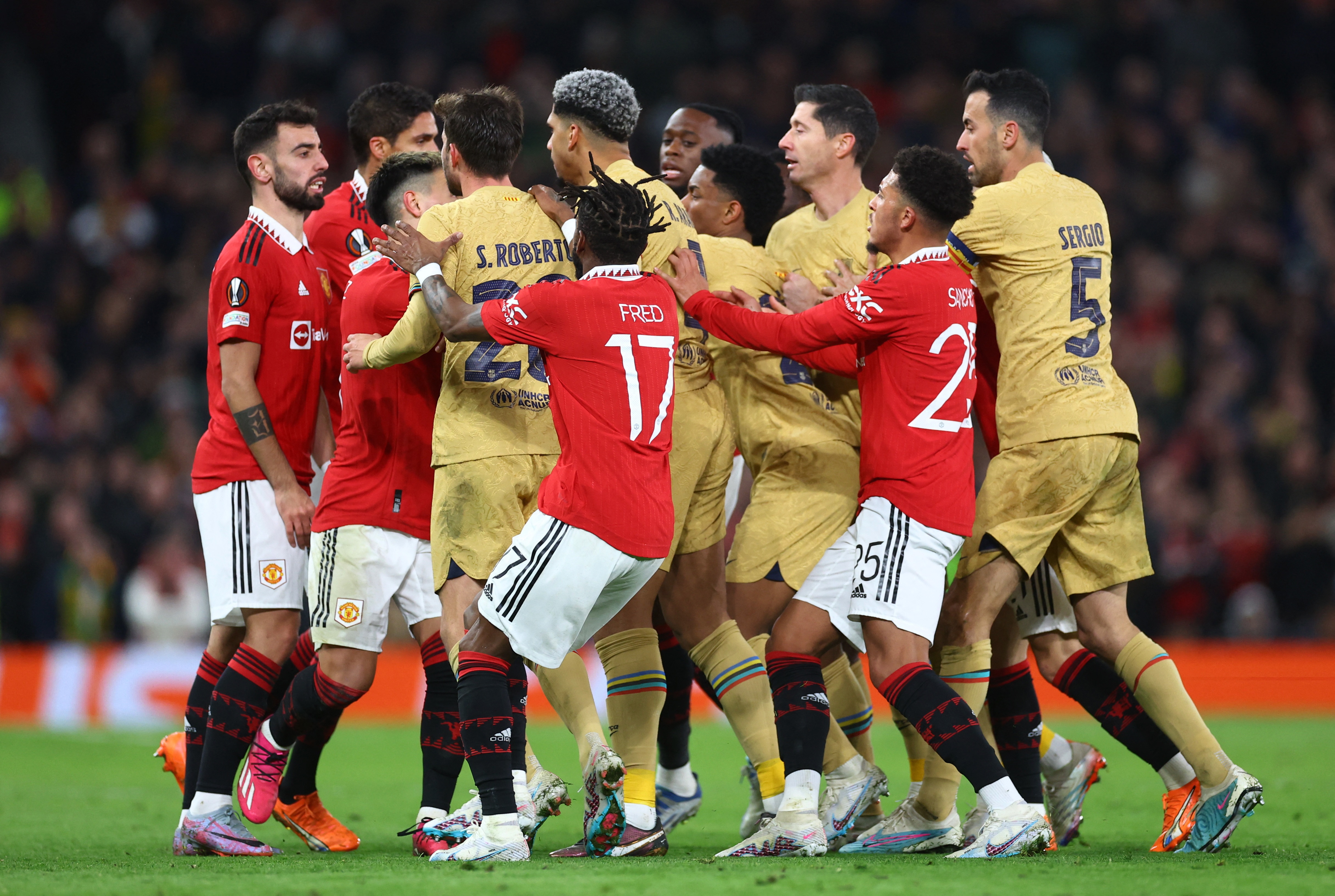 Cau thu Barca noi gian voi hanh dong cua Bruno Fernandes hinh anh