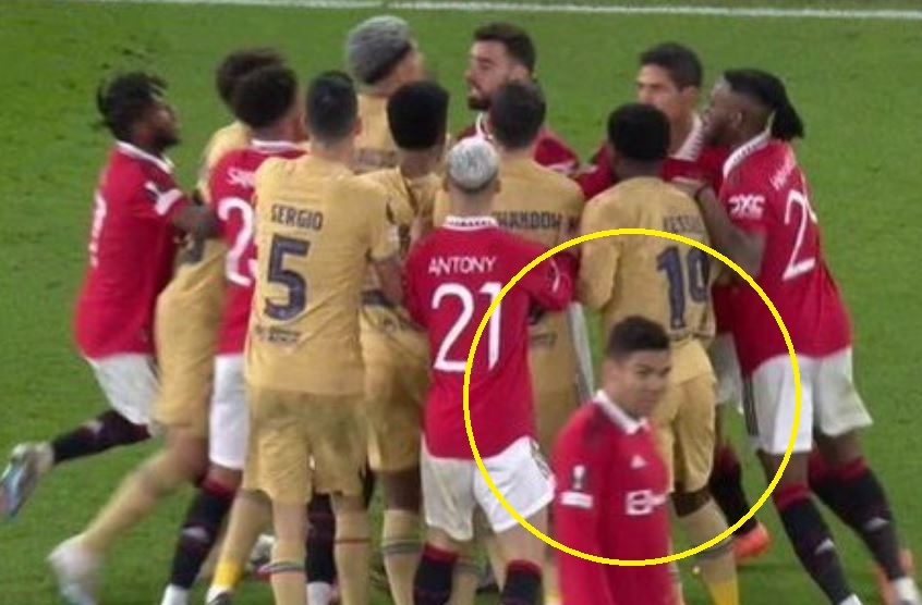 Phan ung cua Casemiro khi dong doi xo xat voi Barca hinh anh