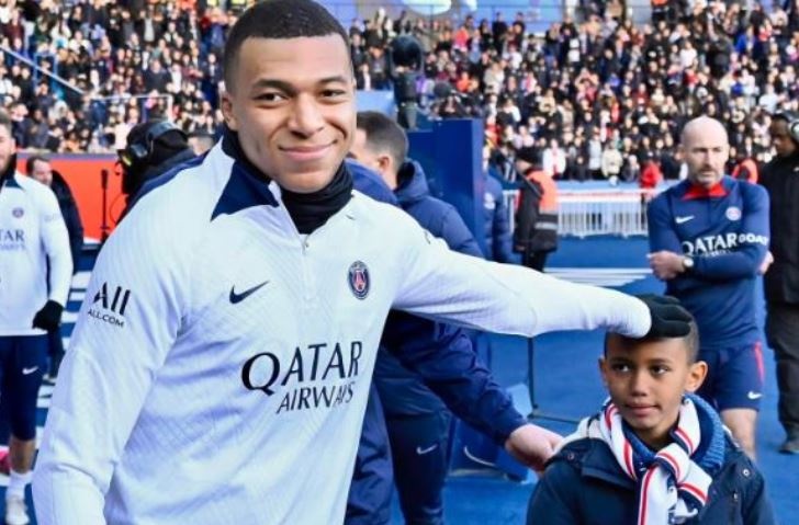 33.000 nguoi den xem buoi tap dac biet cua Messi va dong doi hinh anh