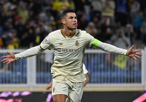 Ronaldo lap hat-trick trong 26 phut hinh anh