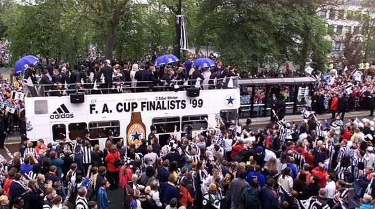 Newcastle tung dieu hanh bang xe buyt sau khi thua MU o chung ket hinh anh