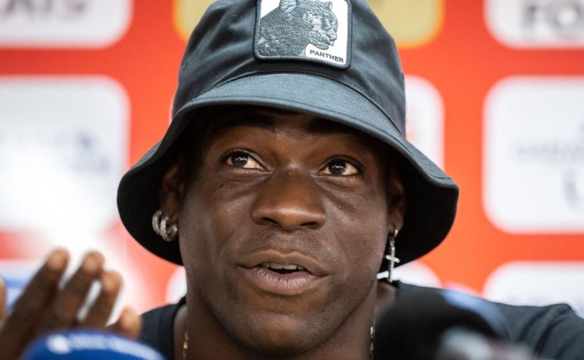 Balotelli khien CDV doi bong moi noi gian hinh anh