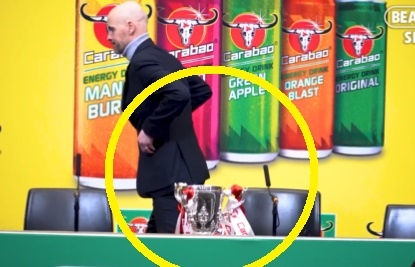 HLV Ten Hag bo quen cup vo dich o phong hop bao hinh anh