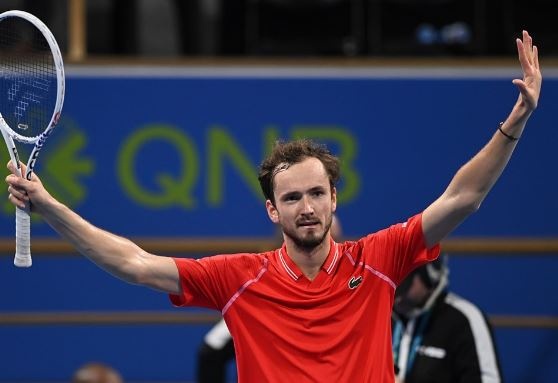 Medvedev danh bai Djokovic tai ban ket ATP Dubai hinh anh