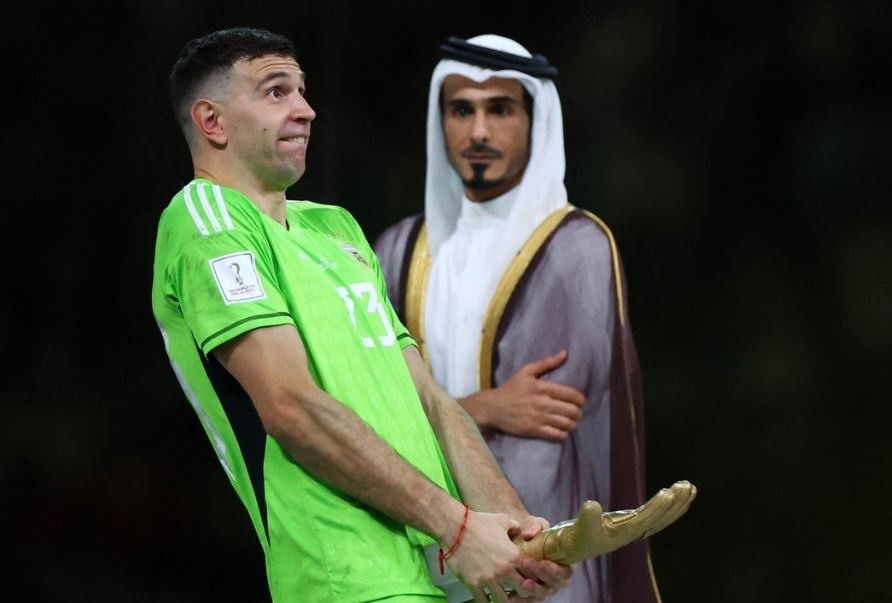 CLB trong nhom Big Six Premier League muon co Emiliano Martinez hinh anh