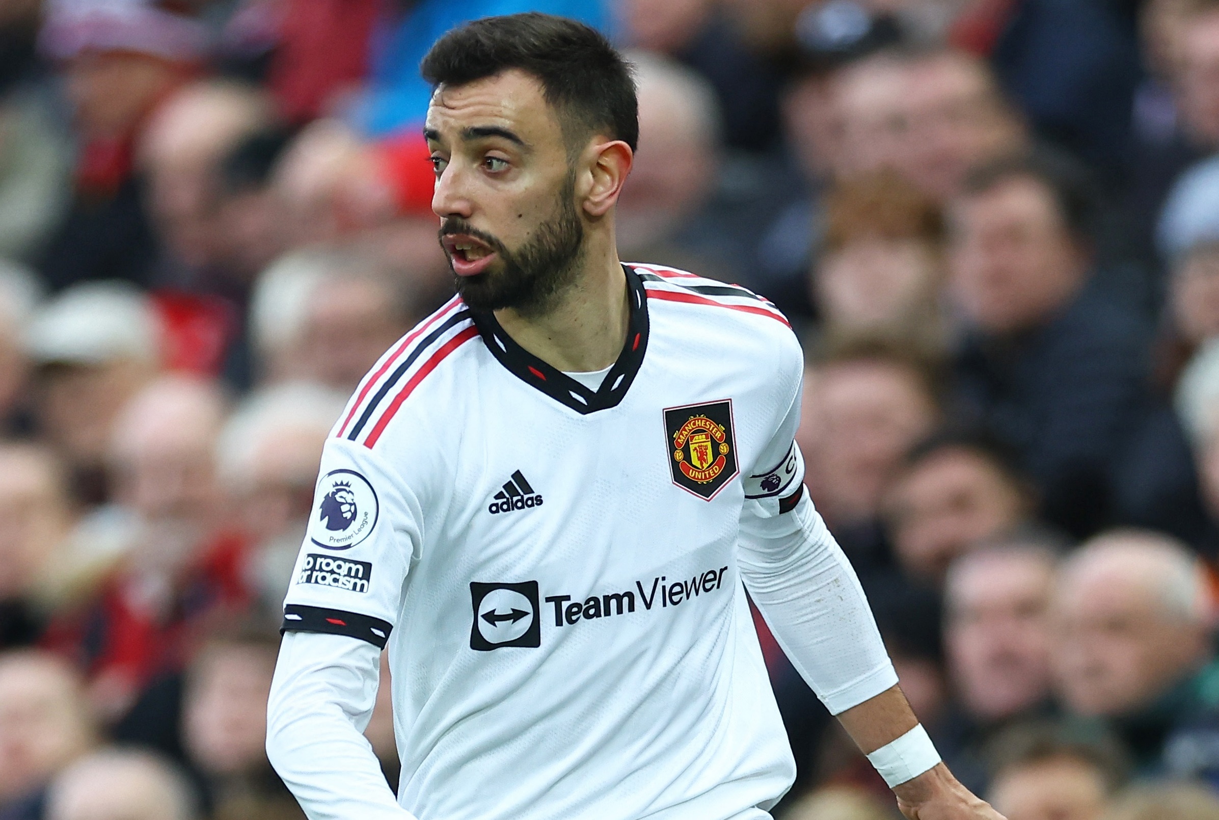 Cuu trong tai Premier League keu goi FA trung phat Bruno Fernandes hinh anh