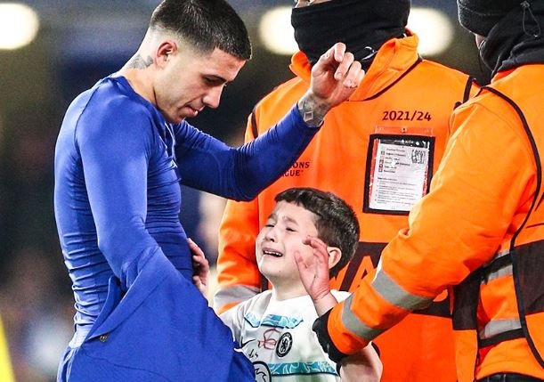 Hanh dong dep cua ngoi sao 121 trieu euro sau tran thang Dortmund hinh anh