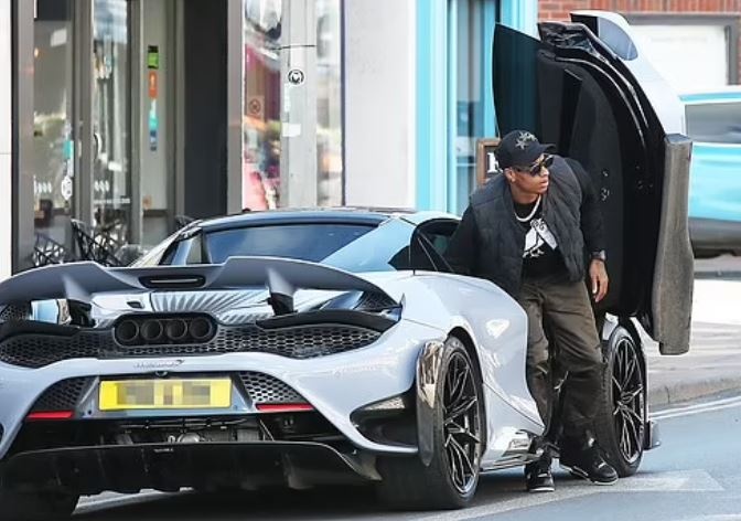 Rashford bi chi trich vi di mua sam sau tran thua 0-7 hinh anh