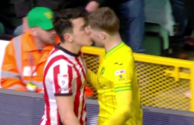 Hau ve Anh khien doi thu noi gian voi hanh dong hon moi hinh anh