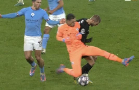 VAR hai lan gay tranh cai trong tran thang 7-0 cua Man City hinh anh