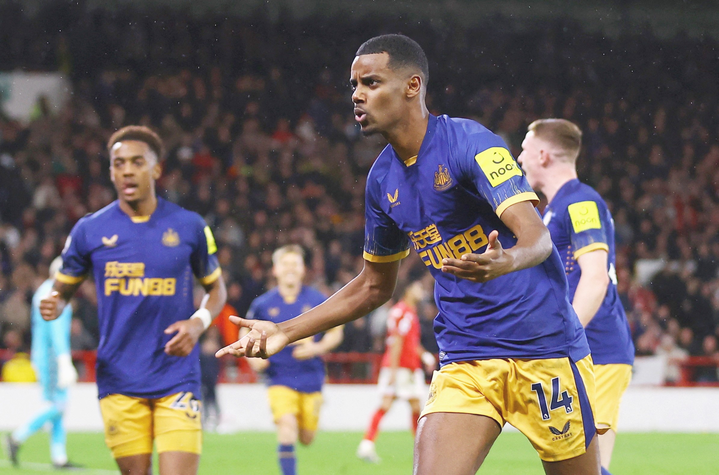 Tien dao 70 trieu euro ghi ban lien tiep tai Premier League hinh anh