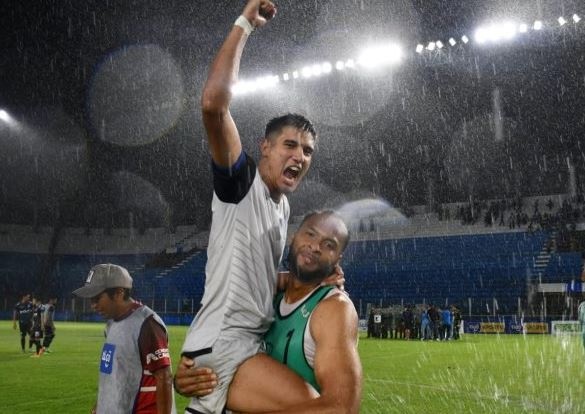 6 trong tai bi dinh chi vi cho tran dau bu gio 42 phut hinh anh