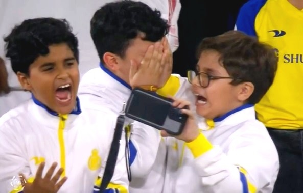 CDV bat khoc trong ngay Ronaldo lap sieu pham hinh anh