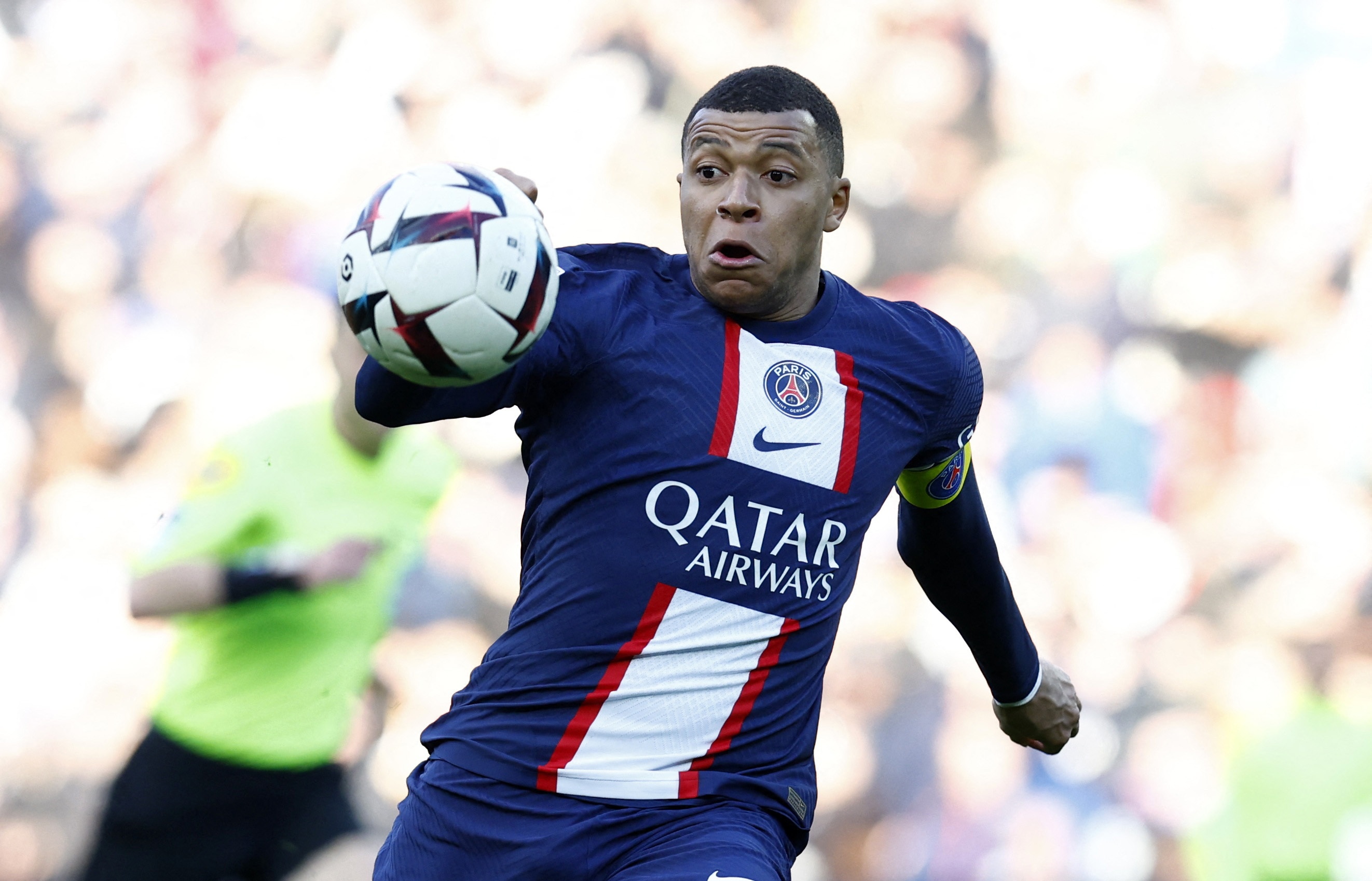 Mbappe phung phi co hoi trong tran thua 0-2 cua PSG hinh anh