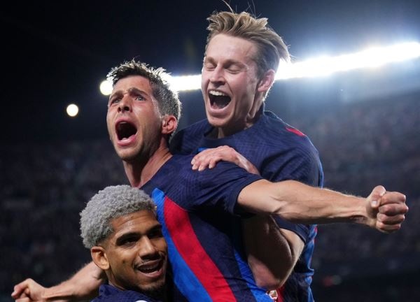 Ha Real Madrid, Barca tien sat ngoi vuong La Liga hinh anh