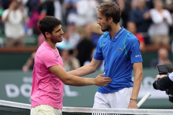 Medvedev: 'Alcaraz xung dang voi vi tri so mot the gioi' hinh anh