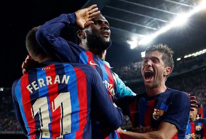 Dan sao Barca vo oa cam xuc trong ngay danh bai Real hinh anh