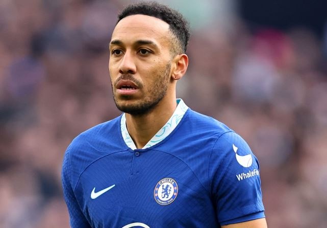 Chelsea noi gian voi Aubameyang hinh anh