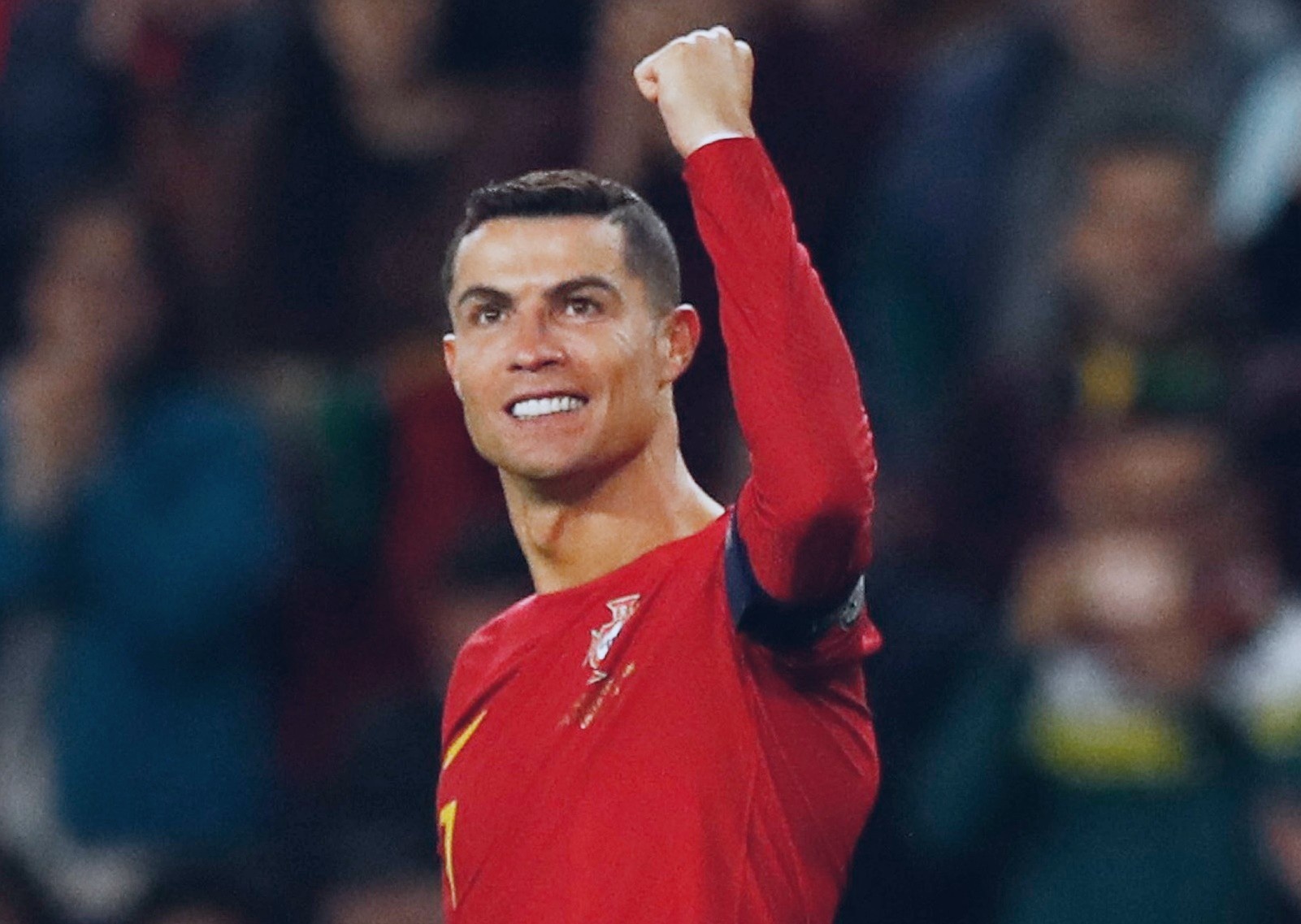 Ronaldo lap cu dup trong tran thang 4-0 cua Bo Dao Nha hinh anh