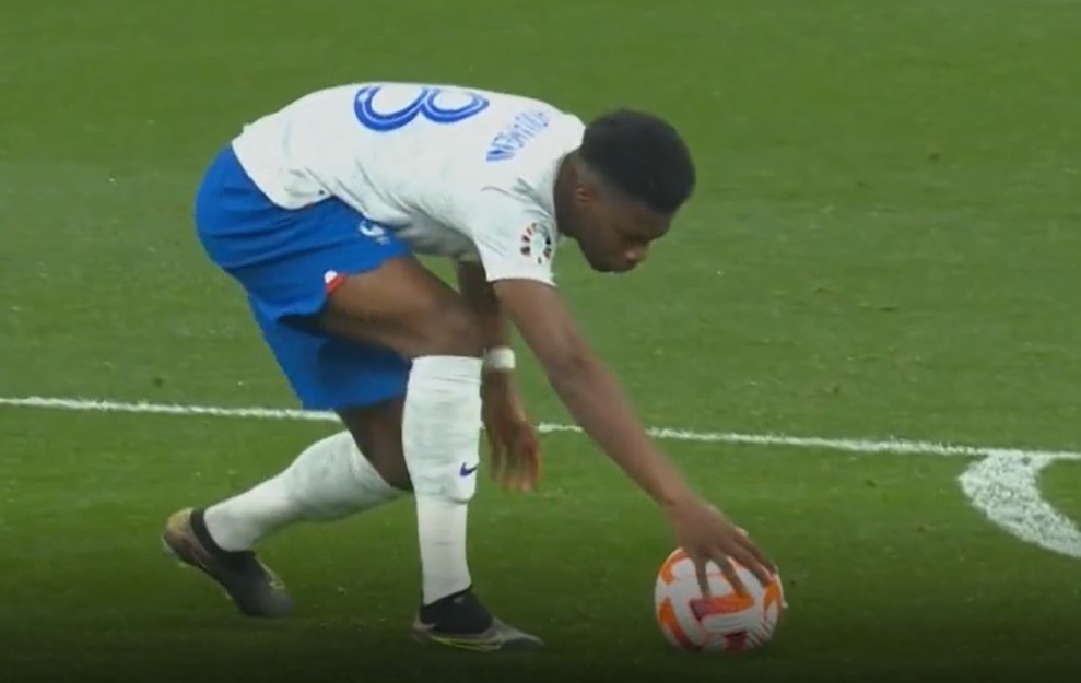 Sao tuyen Phap mac loi hai huoc trong tran thang Ha Lan 4-0 hinh anh