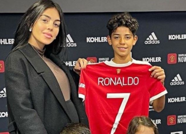 Ban gai Ronaldo: 'Con toi bi danh o truong' hinh anh