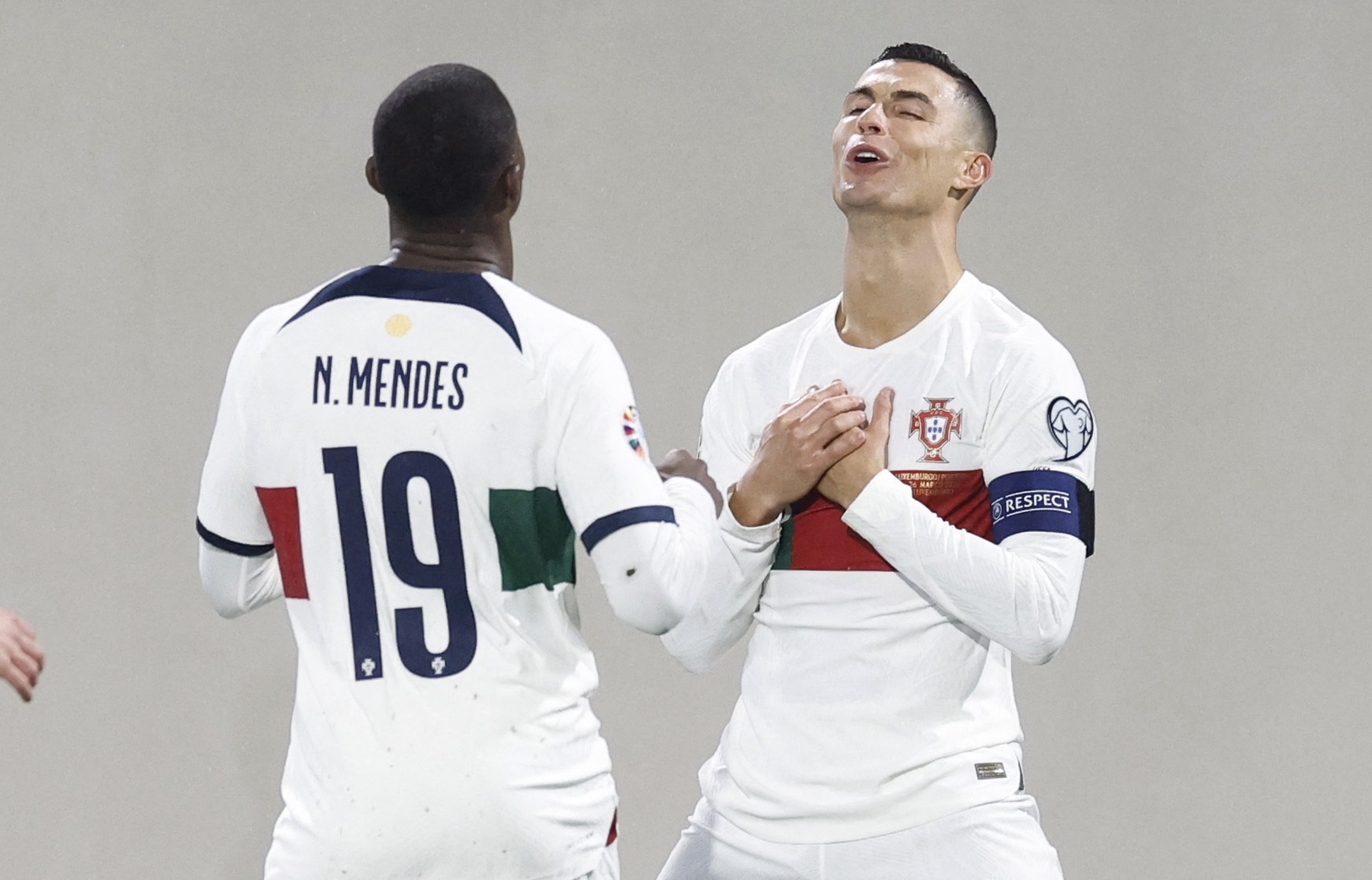 Ronaldo toa sang trong tran thang 6-0 cua Bo Dao Nha hinh anh