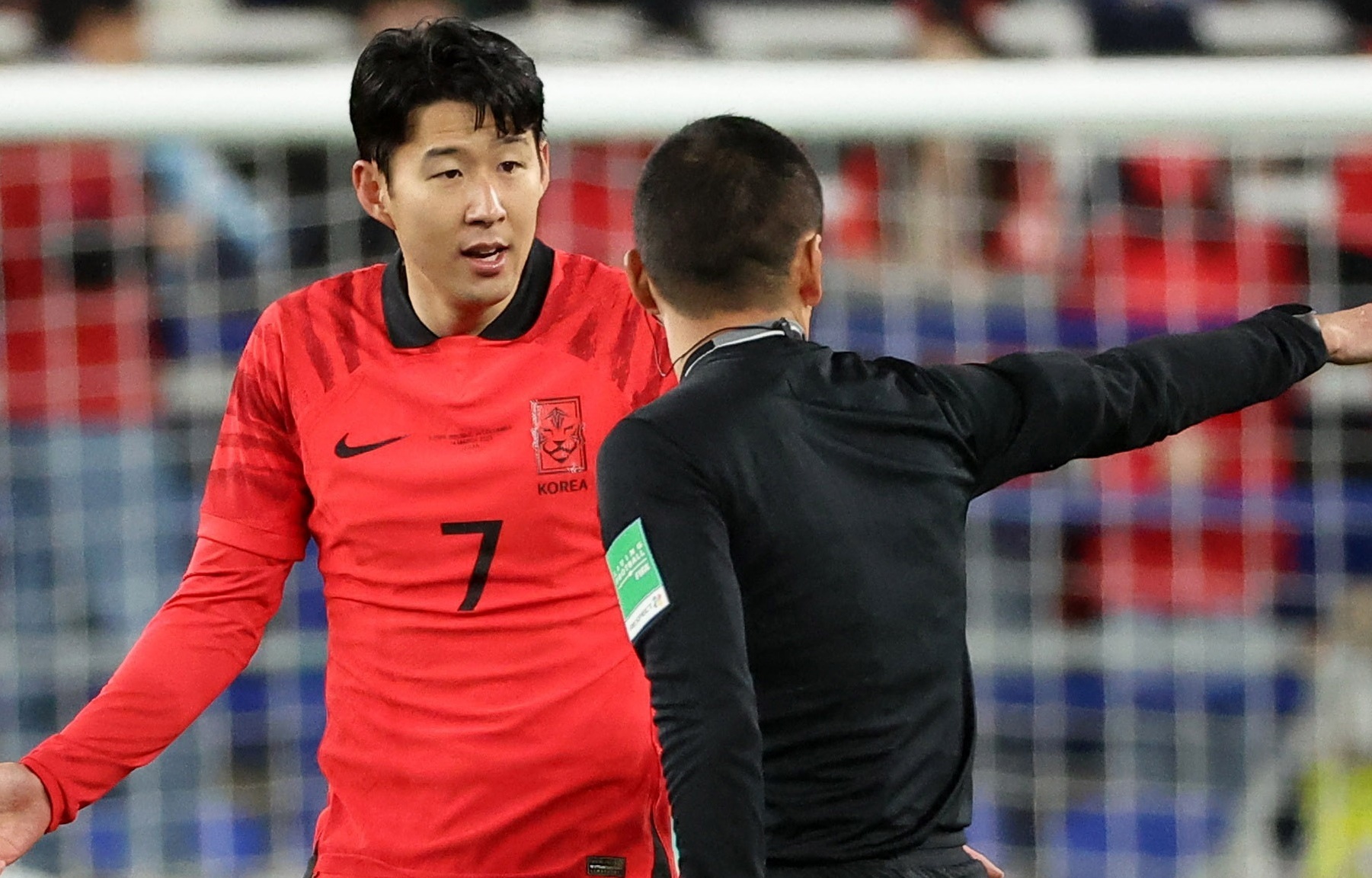 VAR gay tranh cai trong tran Han Quoc thua Uruguay hinh anh